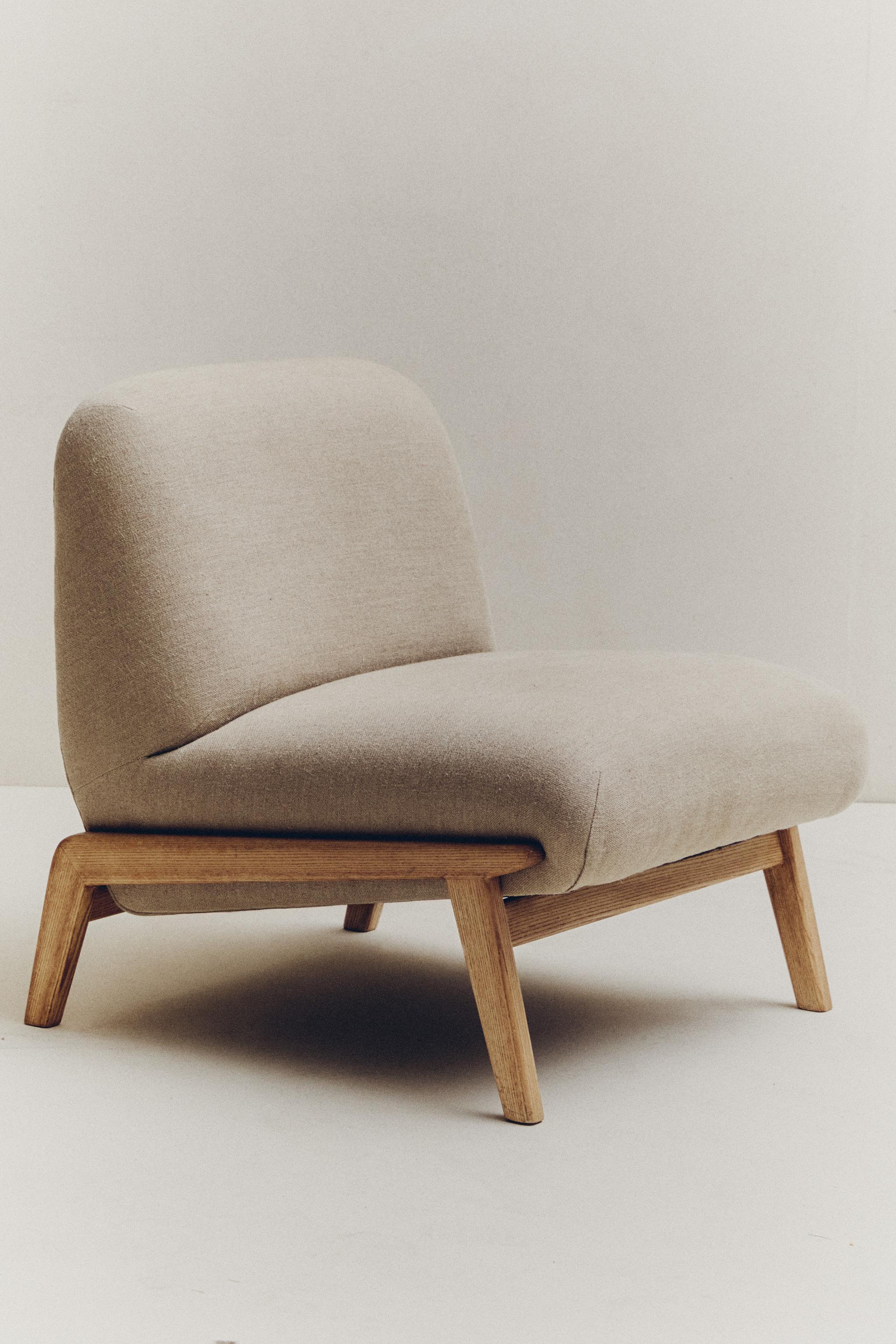 UPHOLSTERED LINEN ACCENT CHAIR